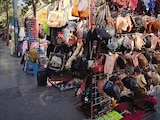Puestos informales en calles de la Ciudad de México, en foto de archivo