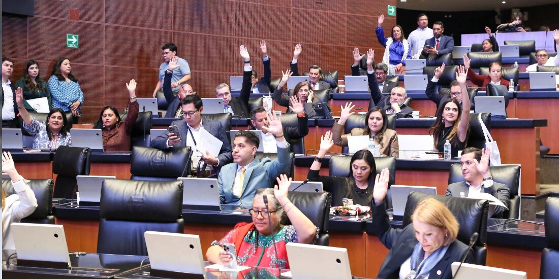 Votación, ayer, en el pleno de la Cámara alta, donde se aprobaron leyes secundarias en materia de transparencia.