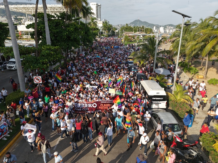 Asistieron 100 mil personas a movilización en Acapulco.