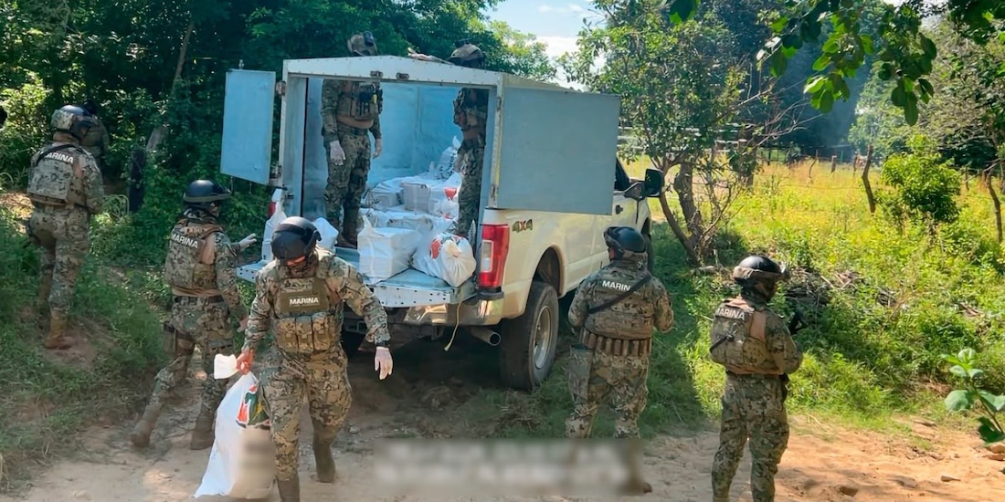 Marina asegura 834 kilogramos de presunta cocaína en Tonalá, Chiapas.