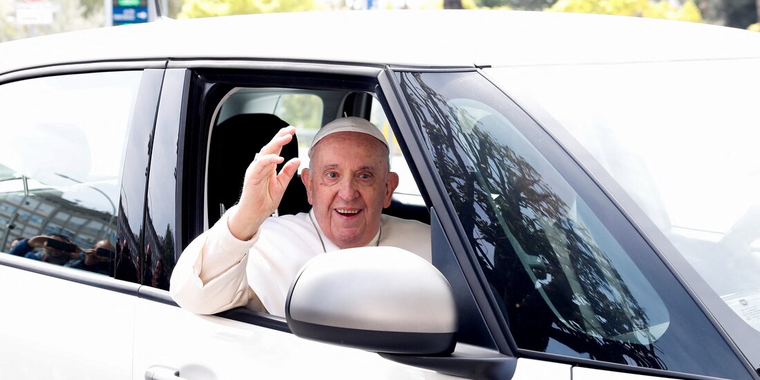 Papa Francisco deja el hospital en el que estuvo internado desde el miércoles, en Roma.