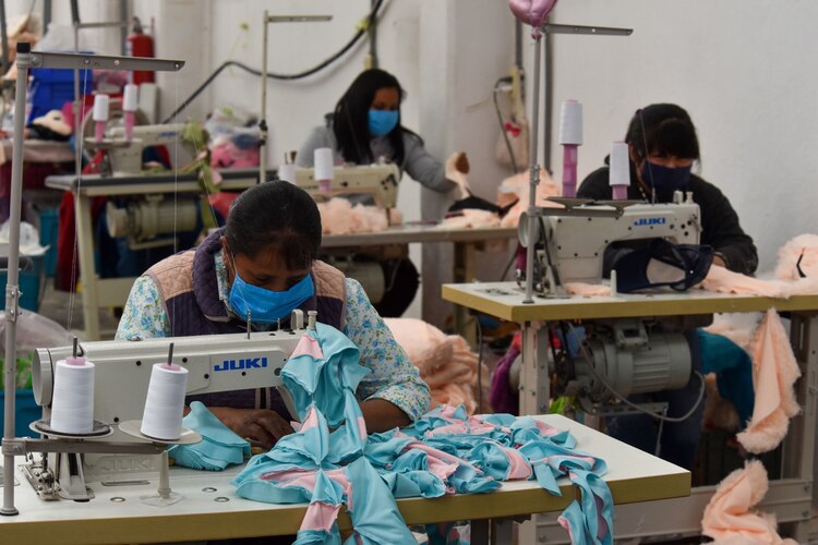 De acuerdo con datos del Instituto de Estadística y Geografía (INEGI), el 68 por ciento de las personas empleadas en la confección en México son mujeres.