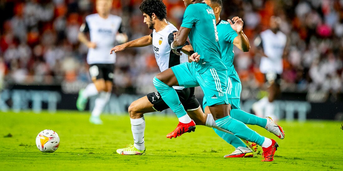 Una acción del duelo entre Valencia y Real Madrid