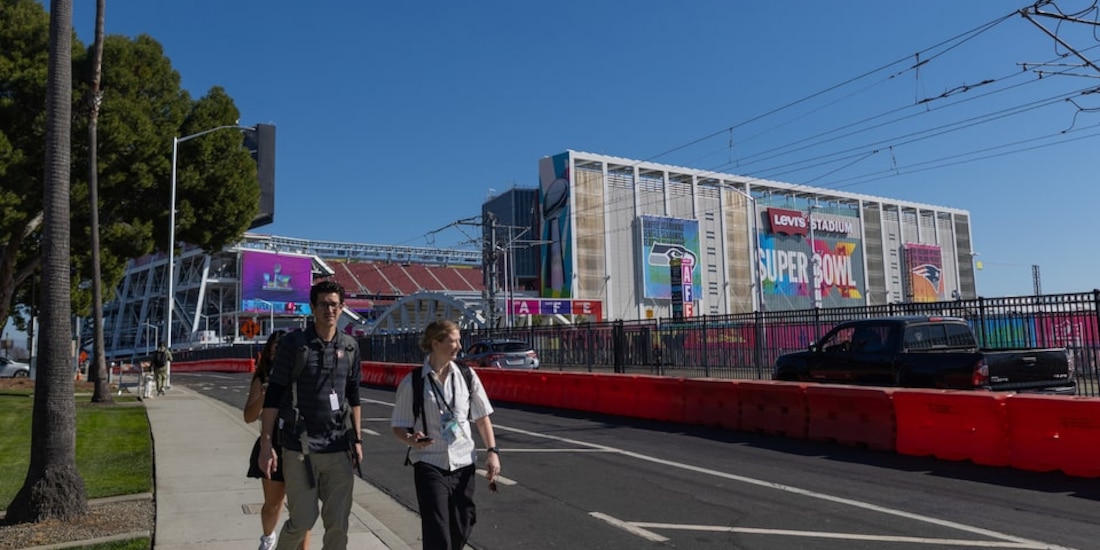 Al fondo, el Levi's Stadium en Santa Clara, California, donde será el Super Bowl LX.
