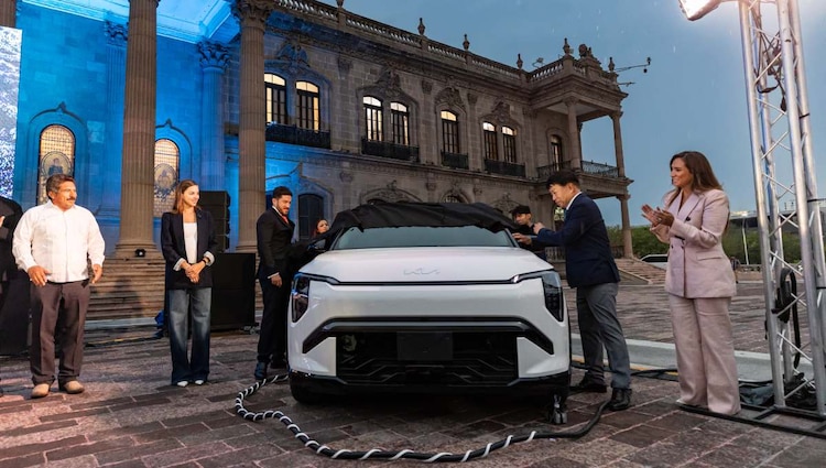 La empresa automotriz KIA anunció un paquete de inversión por 649 millones de dólares para expandir sus capacidades en México.