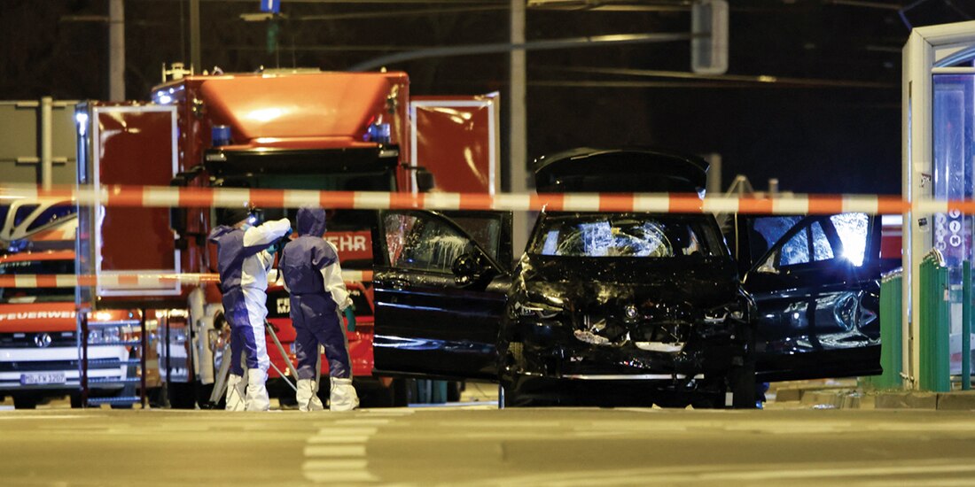 Policías revisan el auto por el sospechoso del atropellamiento múltiple, ayer, en Magdeburgo.