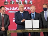 El Presidente López Obrador junto a Alfonso Romo, al centro, flanqueados por el secretario de Hacienda, el presidente del CCE y el presidente del CMN, ayer tras la firma del proyecto de inversión en infraestructura.