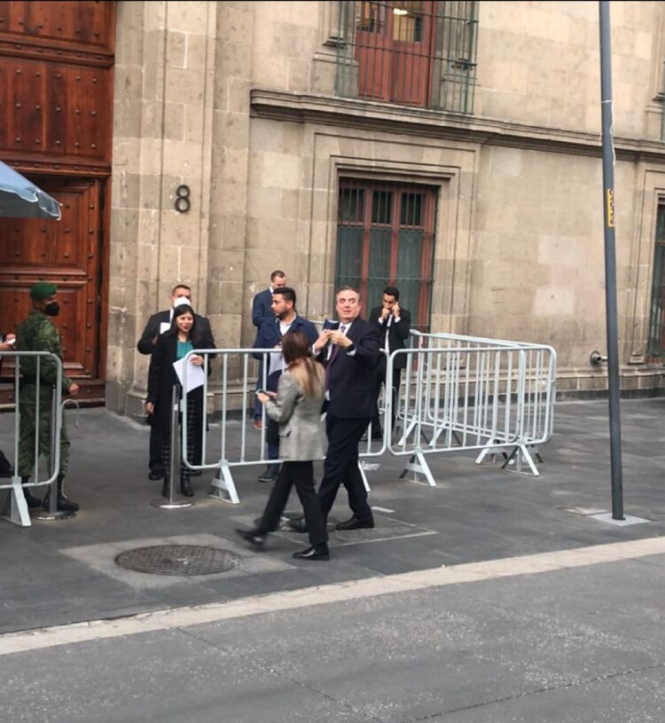 Marcelo Ebrard en su llegada a Palacio Nacional.