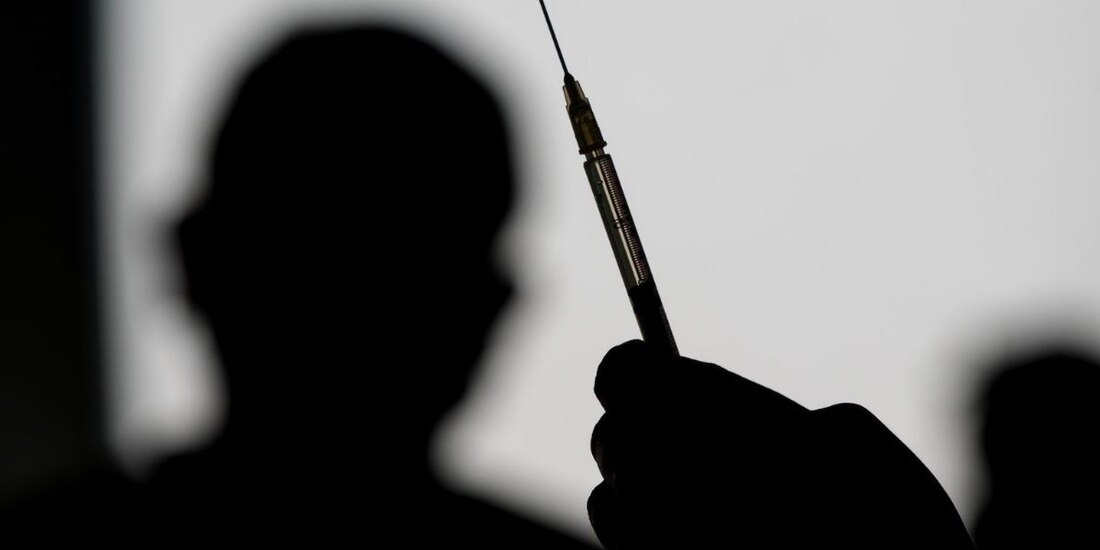 Pese a que era uno de los sectores prioritarios para recibir la vacuna contra COVID, la mujer se negó a recibir la inyección por temor.