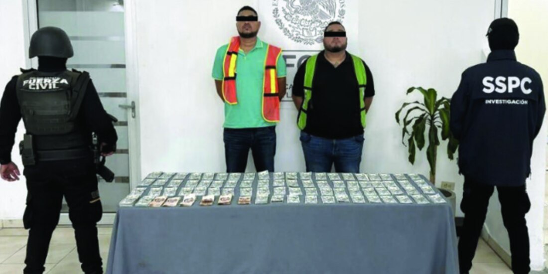 Elementos de la SSPC resguardan a los detenidos y el dinero asegurado, ayer.