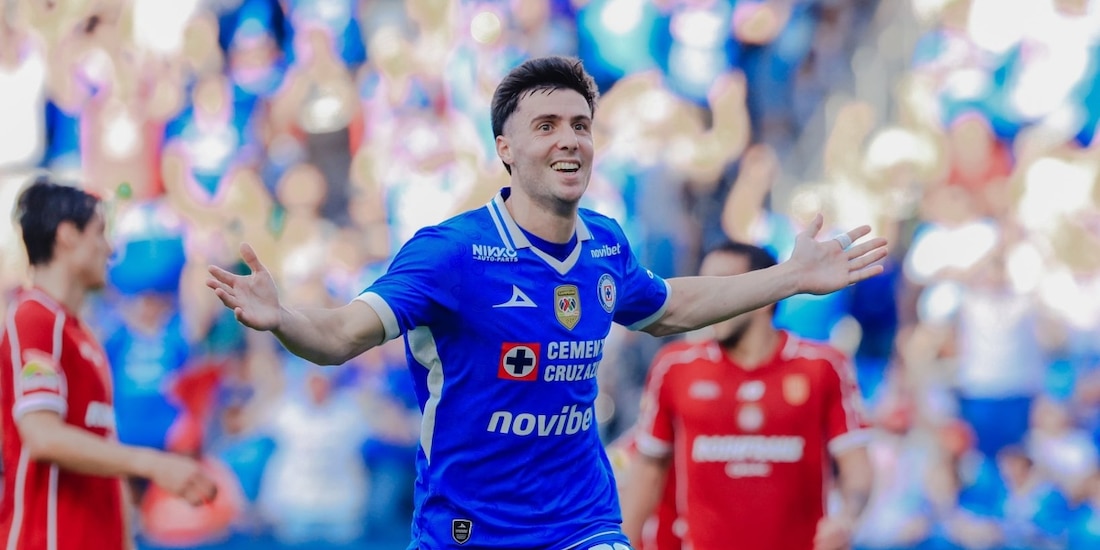 José Paradela festeja uno de sus goles en el triunfo de Cruz Azul sobre Toluca en el Campeón de Campeones.