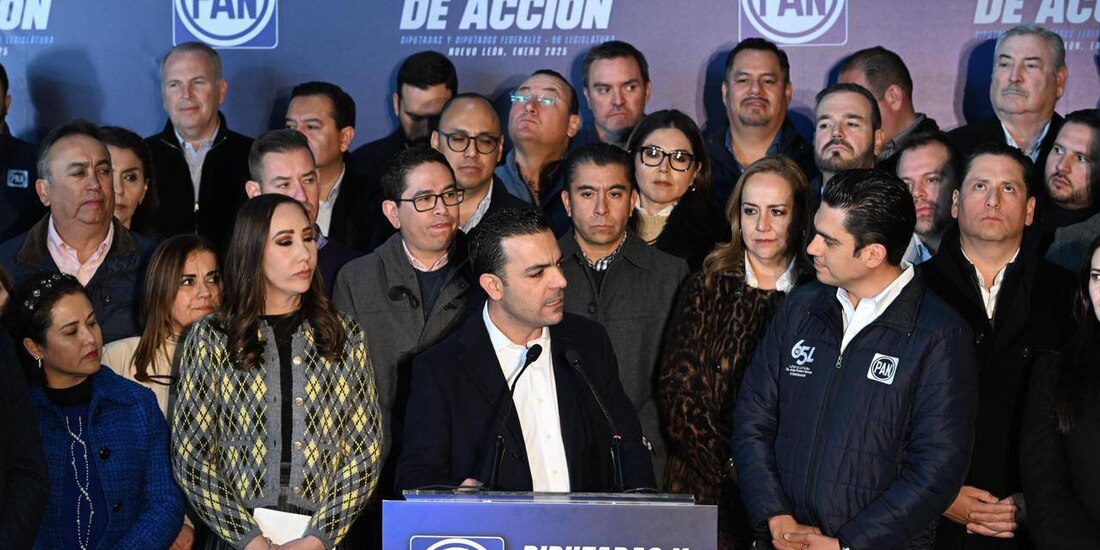 Elías Lixa, nuevo coordinador de diputados del PAN, ayer, con el dirigente Jorge Romero y legisladores del partido.