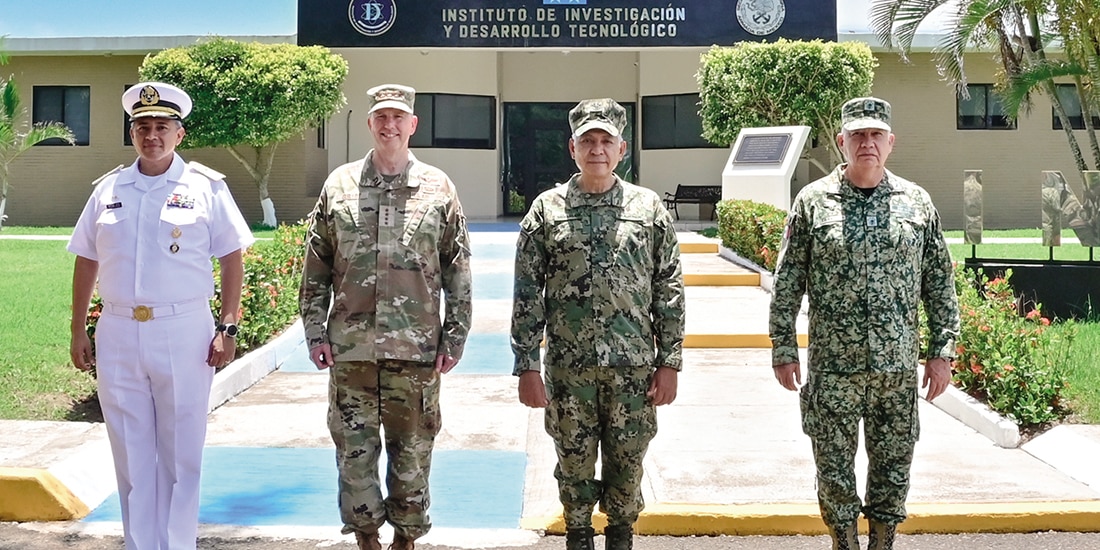 Los titulares de la Defensa y Marina, con el titular del Comando Norte, ayer.