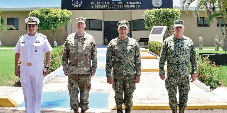 Los titulares de la Defensa y Marina, con el titular del Comando Norte, ayer.