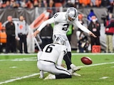 Daniel Carlson patea un gol de campo en el Las Vegas Raiders vs Cleveland Browns de la NFL