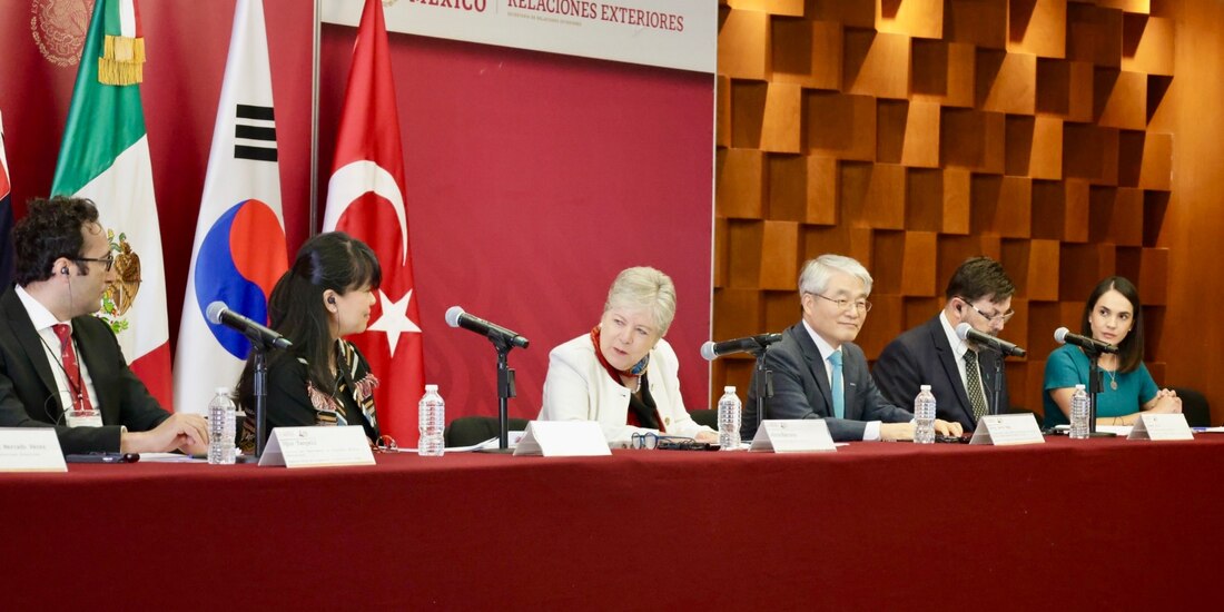Alicia Bárcena (centro) durante la reunión de MIKTA, ayer.