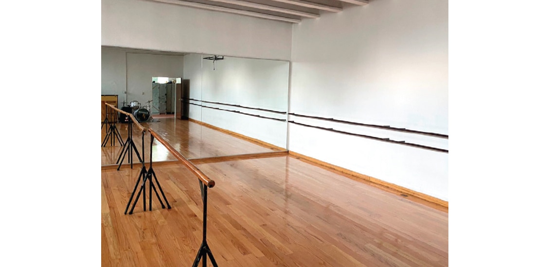 Salón de danza en la escuela con barras de ballet chuecas