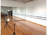 Salón de danza en la escuela con barras de ballet chuecas