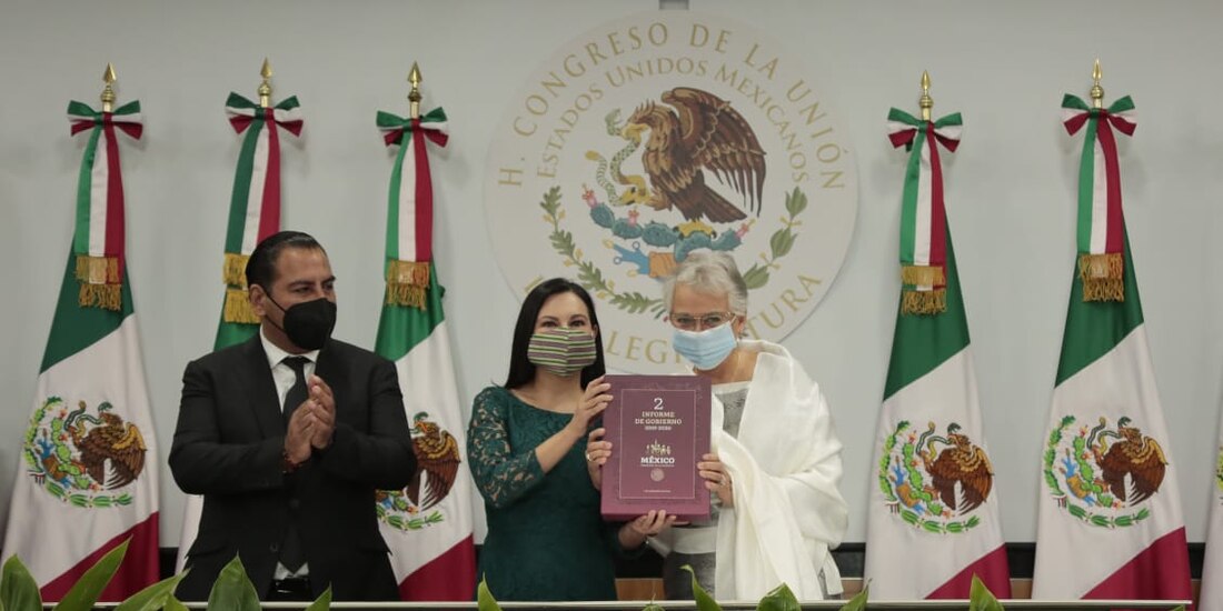 La secretaria de Gobernación entrega el documento a la presidenta de la Cámara de Diputados.