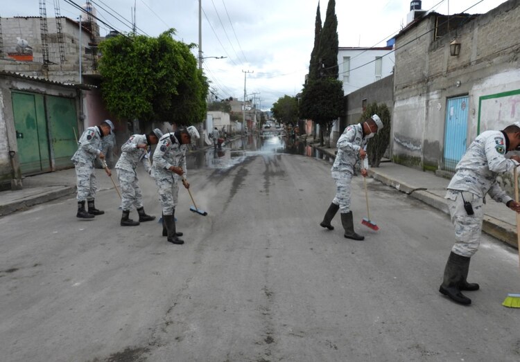 Sedena, Marina y autoridades locales trabajan en la limpieza de Chalco.