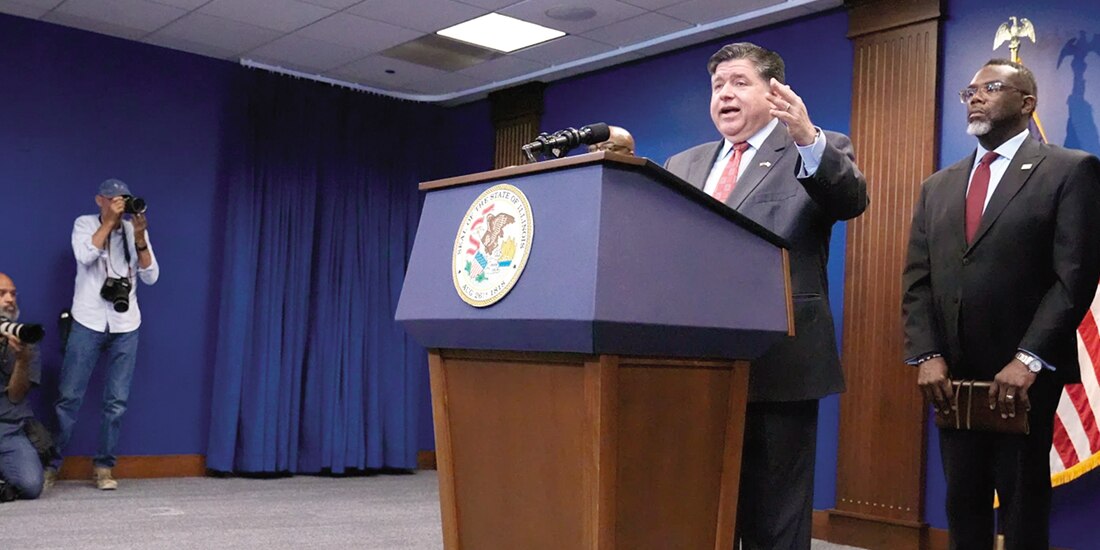 El gobernador J. B. Pritzker y el alcalde de Chicago, Brandon Johnson, el 6 de octubre.