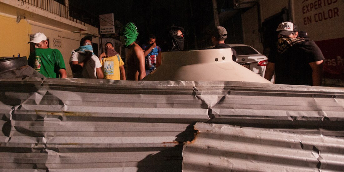 Vecinos hacen guardia nocturna para proteger sus casas, después del huracán Otis, en el barrio Progreso, en Acapulco.