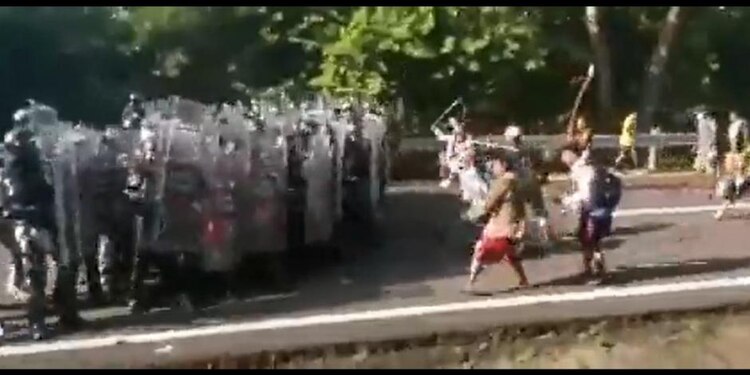 Indocumentados lanzan piedras y palos a GN, ayer.