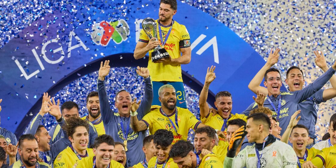 Futbolistas del Club América festejan el tricampeonato de la Liga MX tras su coronación en el Apertura 2024.