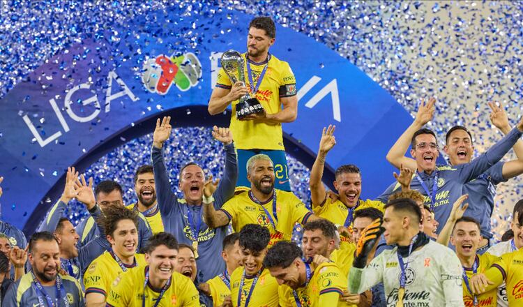 Futbolistas del Club América festejan el tricampeonato de la Liga MX tras su coronación en el Apertura 2024.