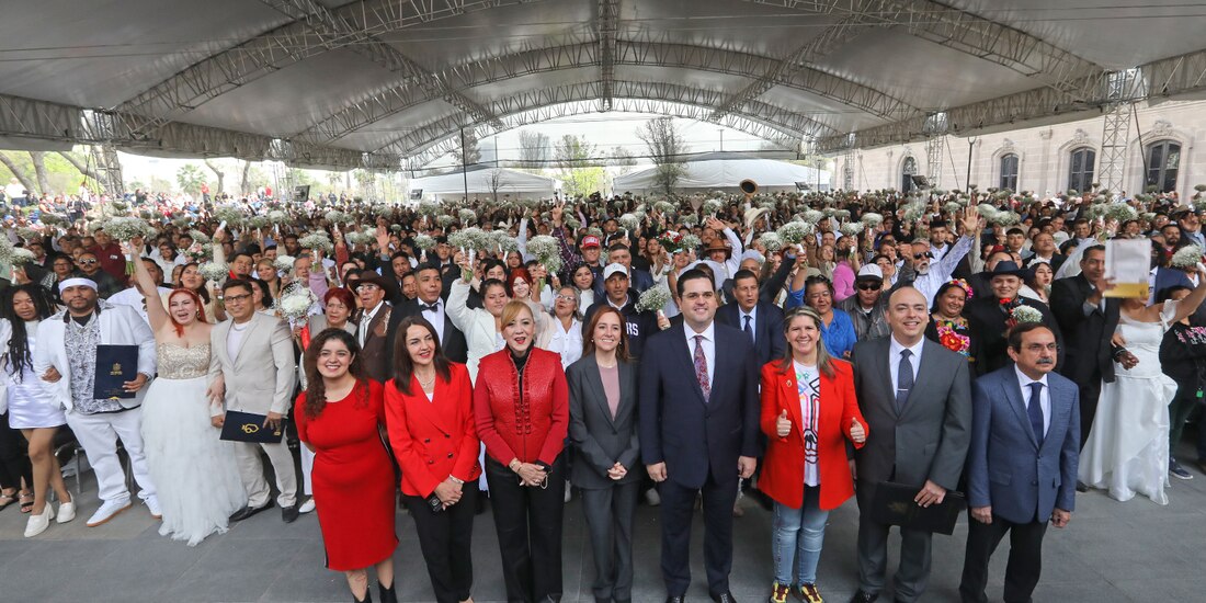 Autoridades de Nuevo LKéon con los recién casados.