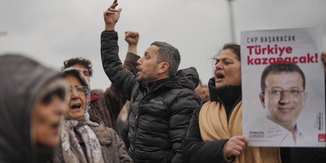 Manifestantes protestan, ayer, contra la captura del alcalde de Estambul.