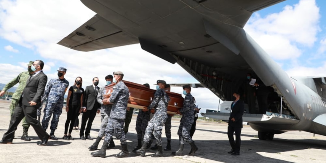 Soldados mexicanos cargan un ataúd con los restos de una de las personas fallecidas.