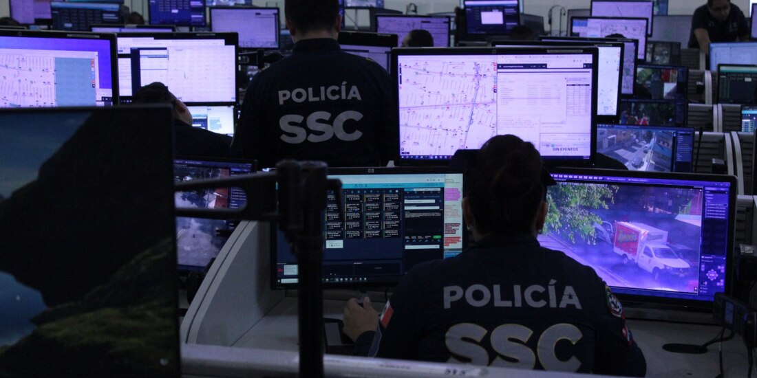 Elementos de la SSC monitorean cámaras de seguridad del C5.