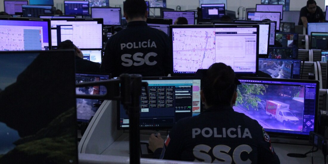 Elementos de la SSC monitorean cámaras de seguridad del C5.