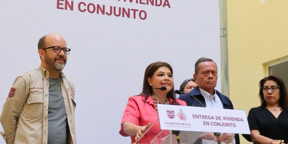 La jefa de Gobierno, Clara Brugada (centro), ayer, durante la entrega de viviendas en la colonia Roma.