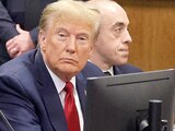 El ex presidente Trump espera el inicio de una audiencia en el Tribunal de NY, el pasado jueves 15 de febrero.