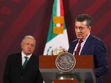 En fotografía de archivo, Rutilio Escandón, gobernador de Chiapas (der.), participa en la conferencia matutina del presidente López Obrador (izq.).