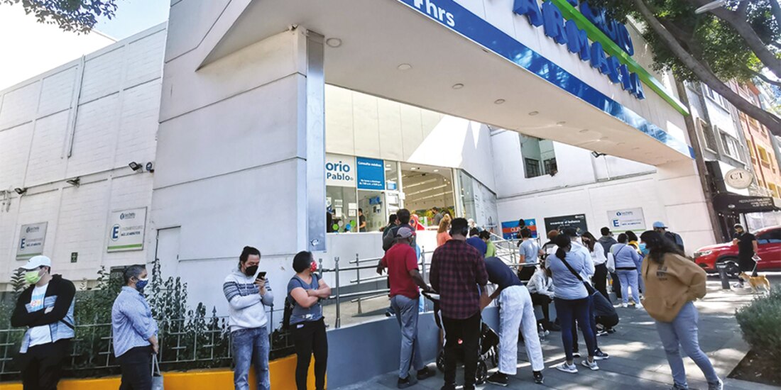 Decenas de personas, ayer, a la espera de atención médica en una farmacia de la colonia Roma.