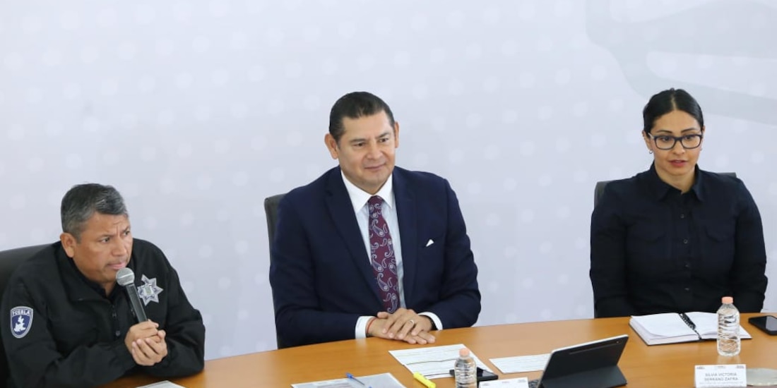 Al centro de la imagen el Gobernador constitucional de Puebla.