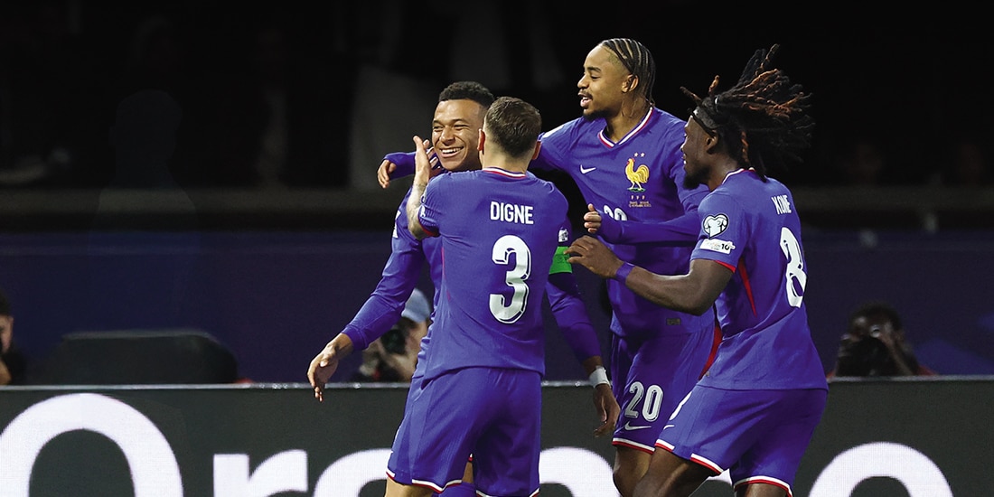 Kylian Mbappé celebra uno de sus goles con sus compañeros, ayer.