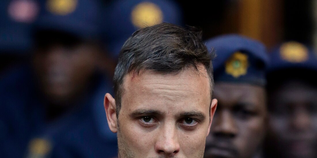 El corredor olímpico Oscar Pistorius sale del Tribunal Supremo en Pretoria, Sudáfrica, el 15 de junio de 2016, tras una vista de sentencia