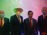 El embajador de EU (de sombrero) con el secretario de Hacienda (a su izq.) y empresarios, ayer.