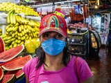 Mujer con cubrebocas en el mercado de Xochimilco de la Ciudad de México, el 5 de mayo de 2020.