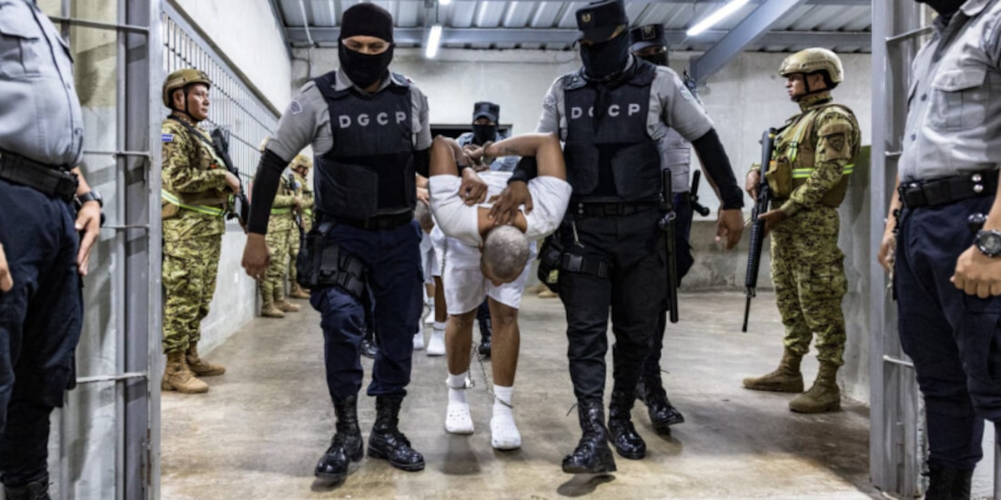 Guardias penitenciarios salvadoreños escoltan a presuntos miembros de la pandilla venezolana Tren de Aragua y la pandilla MS-13.