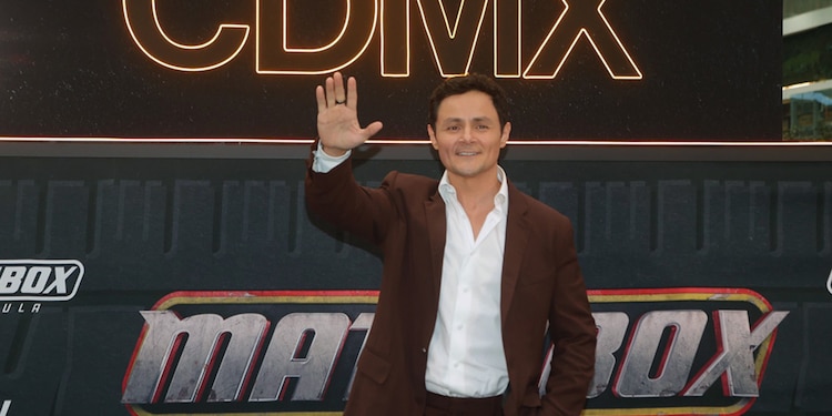 Arturo Castro, quien da vida al personaje ed, saludando a los fanáticos.