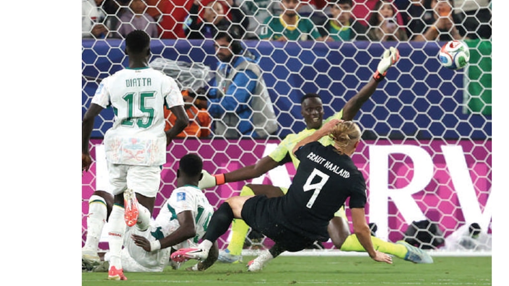 ERLING HAALAND marca un gol ante Senegal, el 22 de junio.