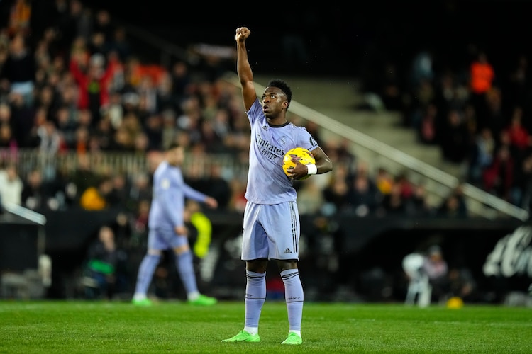 Vinicius Junior del Real Madrid celebra con el puño en el aire tras anotar el primer gol en el encuentro ante Valencia, el 2 de marzo del 2024