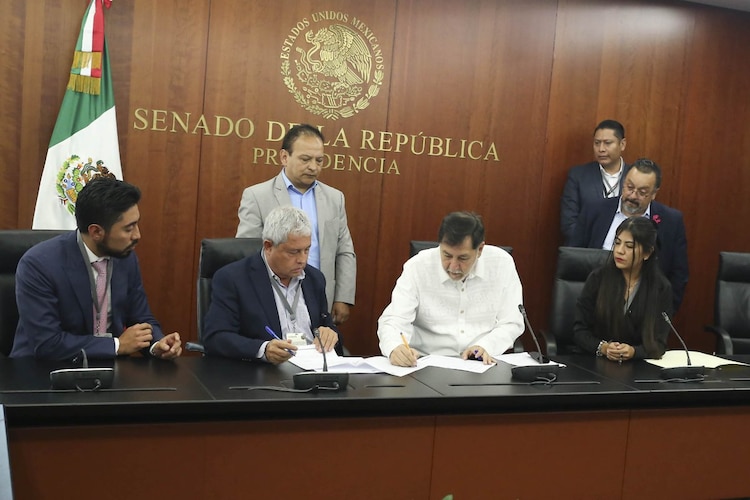 El abogado Carlos Velázquez de León (2.o de izq. a der.) y el presidente de la Mesa Directiva del Senado, Gerardo Fernández Noroña (c.), el pasado lunes 19 de mayo.