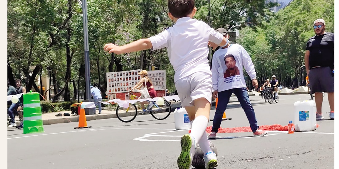 Un par de niños juegan futbol en la Glorieta de las y los Desaparecidos, en Reforma, ayer.