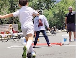 Un par de niños juegan futbol en la Glorieta de las y los Desaparecidos, en Reforma, ayer.